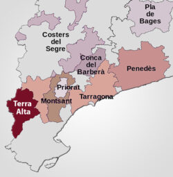 Området
Lille og utroligt smukke Terra Alta ligger ca. 400 m over havets overflade, og er dermed et af de højest beliggende vinområder i Catalonien. Jorden er kalkholdig med ler og fint grus – en fantastisk jord til vinstokke. Terra Alta er et historisk vinområde, men har stået lidt i skyggen af den berømte nabo Priorat. I dag er Terra Alta dog et spændende up-and-coming vinområde, som får større og større opmærksomhed fra eksperter og vinelskere verden over.